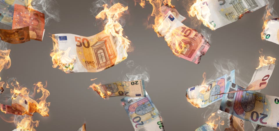 Hintergrundbild mit verbrennendem Geld, das die Verschwendung symbolisiert
